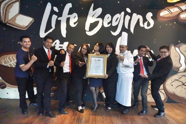 PRESTASI: Segenap Top manajemen Aston Inn Hotel Pandanaran Semarang foto bersama usai meraih peningkatan prestasi sebagai bintang 4.PRESTASI: Segenap Top manajemen Aston Inn Hotel Pandanaran Semarang foto bersama usai meraih peningkatan prestasi sebagai bintang 4.