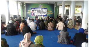 SOSIALISASI KEBANGSAAN : Anggota DPR/MPR RI Drs.H.Fadholi saat mensosialisasikan nilai-nilai kebangsaan di hadapan tokoh agama.