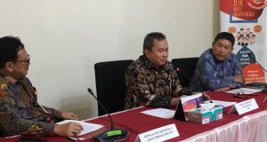 PAPARAN : Direktur Utama Bursa Efek Indonesia, Inarno Djajadi saat memberikan penjelasan di Semarang