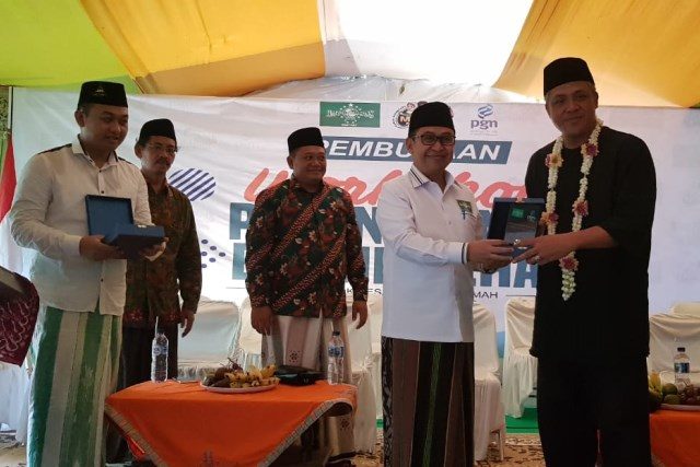 CINDERAMATA : Penyerahan cinderamata dari Gus Rozin ketua PP RMI NU ke Santiaji Gunawan Group Head of Strategic Stakeholder Management PGN.