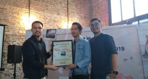 CINDERAMATA : VP Consumer Solutions Loket, Rama Adrian (kiri), saat menyerahkan cinderamata kepada salah satu komunitas dalam acara pengenalan Loket.com di Semarang.