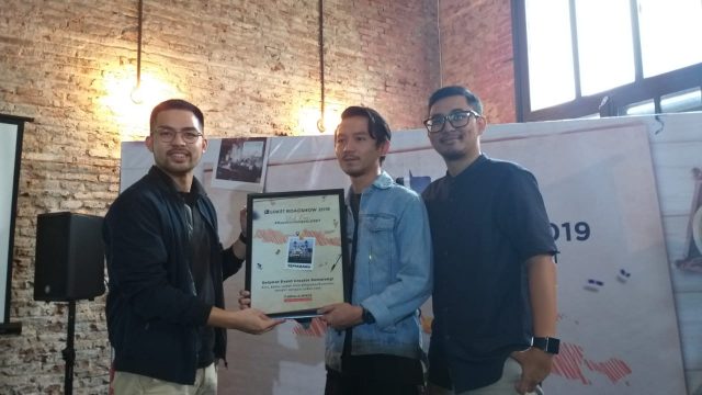 CINDERAMATA : VP Consumer Solutions Loket, Rama Adrian (kiri), saat menyerahkan cinderamata kepada salah satu komunitas dalam acara pengenalan Loket.com di Semarang.