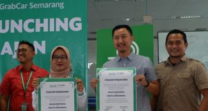 GRAB JAJAN: City Manager Grab of Central Java Abriyani Muharomah dan Andy Brata Regional Sales Manager Central Java Nestle usai penandatanganan program Grab Jajan, Selasa (19/3) kemarin