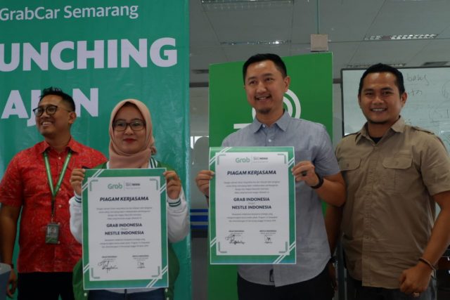 GRAB JAJAN: City Manager Grab of Central Java Abriyani Muharomah dan Andy Brata Regional Sales Manager Central Java Nestle usai penandatanganan program Grab Jajan, Selasa (19/3) kemarin