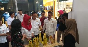 KUNJUNGAN - Menteri Tenaga Kerja, M. Hanif Dhakiri didampingi Direktur PT Industri Jamu dan Farmasi Sido Muncul Tbk Irwan Hidayat melihat langsung akti¿ tas pekerja di Pabrik Sido Muncul Bergas, Kabupaten Semarang, Rabu (20/3).