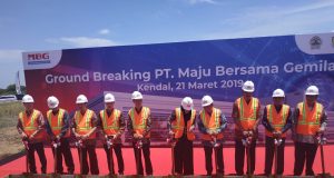 GROUND BREAKING : Jajaran direksi PT Maju Bersama Gemilang (MBG) bersama Kepala Biro Perekonomian Indra Surya, Bupati Kendal Mirna Annisa, perwakilan Kementerian Perindustrian Doddy Rahadi secara simbolis melakukan Ground Breaking Pembangunan Pabrik Fiber Optik, di Kawasan Industri Kendal, Kamis (21/3).