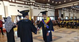 PENGUKUHAN: Rektor Uniba Surakarta Dr Pramono mewisuda 375 lulusan Uniba angkatan XLIV.