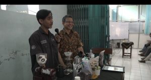 ILMU SEDUH : Mahasiswa UNIBA mendapat ilmu seduh kopi saat mata kuliah ekonomi koperasi dan Kewirausahaan bersama dosen Sholichul Hadi.