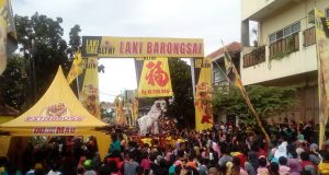 BEREBUT : Atraksi di festival barongsai laki berebut giant angpau di Ngadirejo Kartasura, Minggu (17/3).