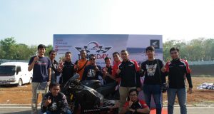 FOTO BERSAMA: Komunitas Honda Jateng berfoto dengan RC213-VS dalam acara Track Day CBR250RR di Sirkuit Mijen, Semarang, beberapa waktu lalu.