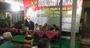 SOSIALISASI : Anggota DPRRI/MPRRI Bambang Riyanto menyampaikan sosialisasi empat konsensus kebangsaan pada warga Semangi, Solo.