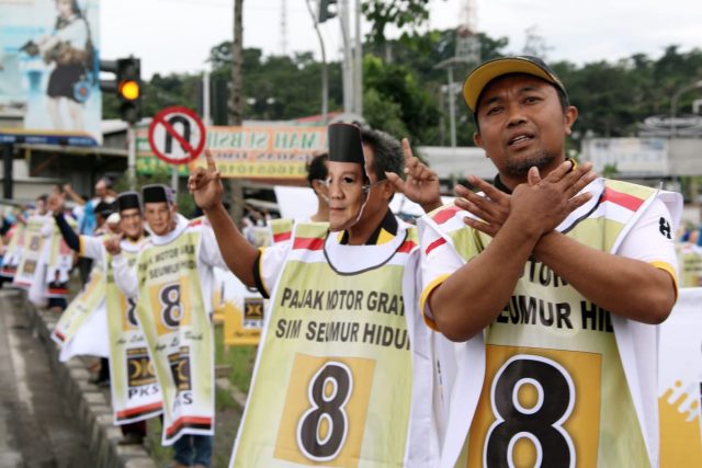 SIMPATIK: Kader dan simpatisan PKS Kabupaten Semarang menggelar À ash mob dukung Prabowo-Sandi di pinggir jalur U-Turn kawasan The Wujil Resor.