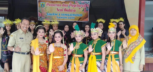 BUDAYA BANGSA : Sejumlah siswa SMPN 1 Singorojo Kabupaten Kendal foto bersama dengan guru Pembina usai tampail dalam pameran dan pentas budaya.