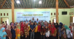 SUKSES : Ratusan guru Kabupaten Wonogiri usai mengikuti seminar dan pelatihan menulis yang berlangsung di Rumah Makan Waris Purwantoro Kabupaten Wonogiri.