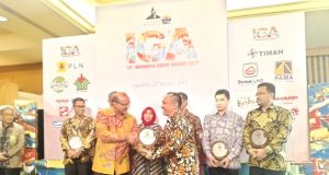 PENGHARGAAN- Plt Manajer Komunikasi PLN UID Jateng dan D.I Yogyakarta, Haris, saat menerima penghargaan IGA Award 2019 untuk kategori Penyelamatan Sumber Daya Air, dengan program "Menjaga Air Siluk Untuk Kehidupan" dari Perwakilan Kementrian Lingkungan Hidup dan Kehutanan, Ir. Helmy Basalamah, di Hotel Arya Duta Jakarta, Rabu (27/3). FOTO : IST/ANING KARINDRA/JATENG POS