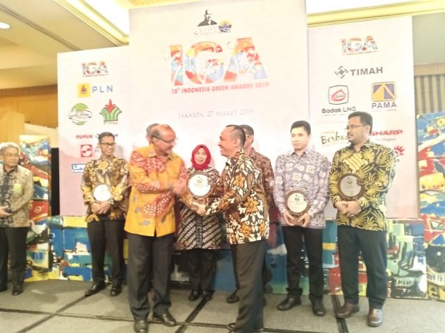 PENGHARGAAN- Plt Manajer Komunikasi PLN UID Jateng dan D.I Yogyakarta, Haris, saat menerima penghargaan IGA Award 2019 untuk kategori Penyelamatan Sumber Daya Air, dengan program 