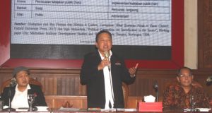 MODERATOR : Ketua IJTI Jateng DR Teguh Hadi Prayitno MM, MHum tengah memandu jalanya seminar nasional Prospek Demokrasi Elektoral Indonesia dalam Penyelenggaraan Pemilu 2019 di gedung balaikota Semarang.