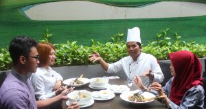 MENU PROMO : Iskandar, Chef Executive Tengah menemani pengunjung menikmati dua menu promo Maret di Star Hotel Semarang.