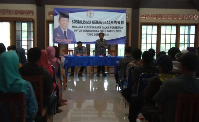 JAGA KEBERSAMAAN : Anggota DPR/MPR RI Drs.H.Fadholi saat mensosialisasikan empat pilar kebangsaan kepada masyarakat dari Desa Jatirunggo Kecamatan Pringapus. ( foto : dekan bawono/ jateng pos).