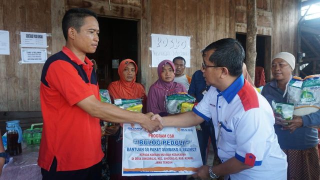 BANTUAN - M. Sugit Tedjo Mulyono selaku Kepala Perum Bulog Divre Jateng secara simbolis menyerahkan bantuan korban musibah kebakaran di Desa Singorojo Kecamatan Singorojo Kabupaten Kendal pada Jumat (1/3). FOTO : IST/ANING KARINDRA/JATENG POS