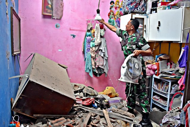 EVAKUASI : Anggota Koramil 13 Semarang Selatan membantu mengevakuasi barang-barang milik keluarga Doni yang keruntuhan atap rumah di Kampung Kertanegara Kelurahan Pleburan Kecamatan Semarang Selatan. Foto : DWI SAMBODO/JATENG POS.