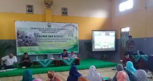 PETANI MILENIAL: Kepala Dinas Pertanian Peternakan dan Pangan Kabupaten Semarang, Wigati Sunu menyampaikan pemaparan di hadapan peserta seminar yang sebagian besar anak muda.