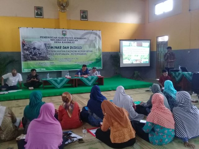 PETANI MILENIAL: Kepala Dinas Pertanian Peternakan dan Pangan Kabupaten Semarang, Wigati Sunu menyampaikan pemaparan di hadapan peserta seminar yang sebagian besar anak muda.