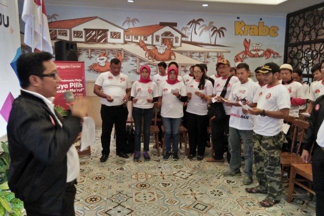 KOMPAK : Deklarasi Jenggala Centre Kota Semarang diikuti para relawan untuk mendukung paslon presiden dan wakil presiden Joko Widodo - Ma’ruf Amin. Jenggala Center Siap Menangkan Jokowi SEMARANG - Relawan yang tergabung dalam Jenggala Centre Kota Semarang resmi dideklarasikan, Mereka akan mendukung pasangan calon presiden dan wakil presiden nomor urut 01 Joko Widodo dan Ma’ruf Amin. Diharapkan setelah deklarasi tersebut relawan ini dapat langsung melaksanakan program-program ke masyarakat untuk pemenangan pasangan nomor urut 01, Jokowi dan Amin, belum lama ini. “Pada 16 Maret 2019 ini kami melaksanakan deklarasi untuk pemenangan Jokowi- Amin. Tugas kami untuk melaksanakan program pemenangan 01, selama 30 hari kedepan. Dan pergerakan yang cukup signifi kan sudah dimulai pada Senin (18/3), “ujar, Holy Nurandika, Ketua Jenggala Centre Kota Semarang saat ditemui disela-sela Deklarasi. Dijelaskan Holy, relawan yang tergabung di Jenggala Centre ini dari semua kalangan, yakni relawan yang militan untuk mendukung Jokowi. Diakuinya, memang Jenggala Centre tidak berada dibawah Tim Kampanye Nasional (TKN) Jokowi-Amin, namun punya motor penggerak sendiri dibawah Jusuf Kalla. “Kami selalu koordinasi dengan jenggala pusat dengan penasehatnya Jusuf Kalla. Sedangkan Jenggala di daerah-daerah se Indonesia juga telah dideklarasikan untuk mendukung memenangkan Jokowi-Amin. Apalagi pak JK sudah menyatakan 100 persen untuk dukung Jokowi di Pilpres 2019 ini,” ujar Holy. Dalam sambutannya, Holy menyampaikan kepada relawan bahwa, sosok Jokowi dan keluarganya memiliki kehidupan yang sederhana sehingga baginya sangat jarang pemimpin sekarang yang seperti itu. Dia mengajak relawan untuk menyampaikan kepada masyarakat terkait prestasi atau pembangunan yang telah dikerjakan pemerintah selama ini sehingga dapat dirasakan dampaknya oleh masyarakat. (biz/ucl/sgt) SIGIT HERMAWAN/JATENG POS INOVASI : Walikota Semarang Hendrar Prihadi saat menyampaikan materi tentang inovasi yang telah dilakukan pemkot dalam melayani kebutuhan masyarakat. Wali