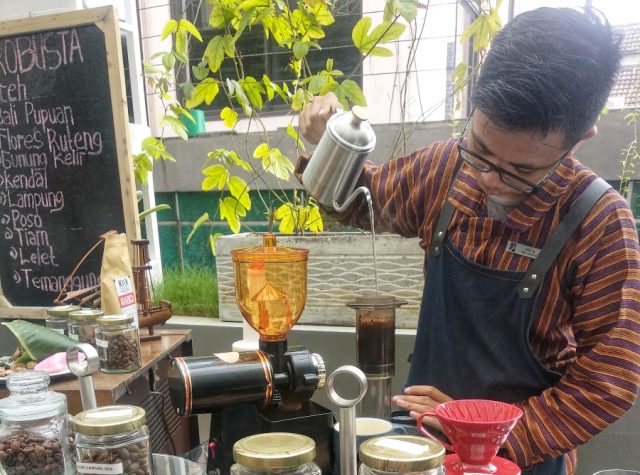 SEDUH KOPI : Barista Teras Kopi Hotel Dafam Semarang tengah menyeduh hasil racikan resep mix minuman kopi khas Nusantara.