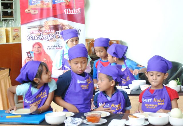 LOMBA MEMASAK: Anak-anak peserta ‘Little Master Cooking Class’ terlihat antusias mengikuti jalannya kegiatan di Loby Quest Hotel Semarang