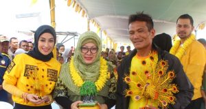 OTO BERSAMA: Mbak Tutut bersama Annisa Trihapsari Caleh DPR RI Dapil 1 Jateng Partai Berkarya tengah menirima cinderamata dari salah satu warga Nelayan Tambak Lorong Semarang.