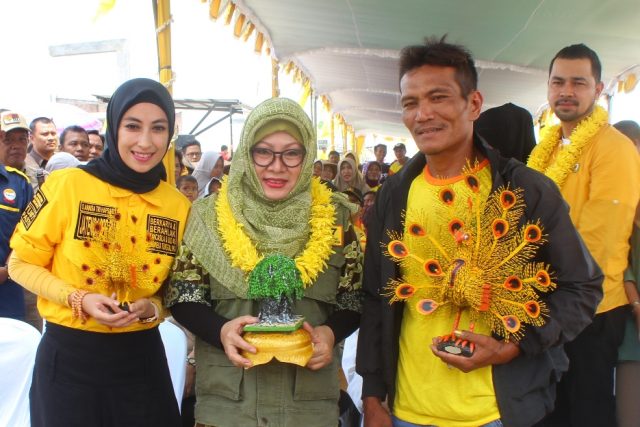 OTO BERSAMA: Mbak Tutut bersama Annisa Trihapsari Caleh DPR RI Dapil 1 Jateng Partai Berkarya tengah menirima cinderamata dari salah satu warga Nelayan Tambak Lorong Semarang.