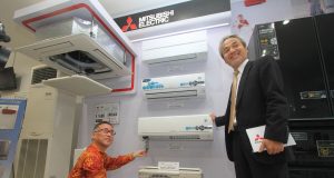 UNGGULAN: Mr. Susumu Oshibe (kanan) President Director PT Mitsubishi Electric Indonesia menunjukan ragam produk unggulan di kantor cabang Semarang.