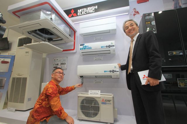 UNGGULAN: Mr. Susumu Oshibe (kanan) President Director PT Mitsubishi Electric Indonesia menunjukan ragam produk unggulan di kantor cabang Semarang.