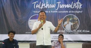 KULIAH UMUM: Ketua IJTI Jateng, DR. Teguh Hadi Prayitno MM. M.Hum tengah memberikan materi dalam talkshow dengan tema Industri Media & Praktik Jurnalistik di Era Digital di Unissula Semarang.