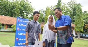 SIMBOLIS : Penyerahan paket donasi kuota kepada SMAN 1 Rawalo Jawa Tengah dan SMAN 1 Sukaresmi Cipanas, Jawa Barat. XL Axiata telah menyalurkan donasi akses internet ke lebih dari 1000 sekolah di berbagai daerah di Indonesia. Aning Karindra/Jateng Pos