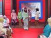LOMBA BUSANA KEBAYA: Sejumlah ibu anggota PKK RT 06 RW 01 Kelurahan Pedalangan Banyumanik Semarang mengikuti lomba busana kebaya, Minggu (14/4). Lomba yang diikuti 50 peserta itu dalam rangka memperingati Hari Kartini.