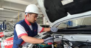 ERVIS: Seorang teknisi tengah melakukan servis mobil Toyota konsumen di bengkel Nasmoco.