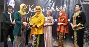 SIMBOLIS : Ketua Badan Kerjasama Organisasi Wanita (BKOW) Jawa Tengah Hj. Nawal Nur Arafah Yasin secara simbolis menyerahkan penghargaan Kartini Award kepada Kartini masa kini (FKWI).