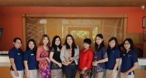 MILENIAL : Wiwid Nurseka GM Ibis Hotel Semarang, tengah menerima penghargaan Kartini Star Hotel Semarang, kegiatan ini dilaksanakan dalam rangka peringatan Hari Kartini.