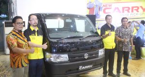 NEW CARRY PICK UP- PT Suzuki Indomobil Sales (SIS) melalui dealer resmi Suzuki PT Sejahtera Sunindo Trada (SST), Jumat (26/4), meluncurkan New Carry Pick Up, di dealer Suzuki Pemuda Semarang. FOTO : ANING KARINDRA/JATENG POS