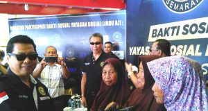 BAKTI SOSIAL : Ikhwan Ubaidillah Ketua Umum Lindu Aji tengah memberikan bantuan sosial kepada warga kurang mampu di Tambak Lorok Semarang Utara.