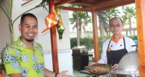 MENU BUKBER: Miyana, General Manager dan Chef Guno, Harris Hotel Sentraland Semarang tengah menunjukan salah satu menu Bukber Ngabuburit Asyik.