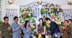 GAMA CANDI : Pemilik Gama Candi BSB City Semarang, Jimmy Susilo, memotong tumpeng dalam launching program paket wedding, pekan kemarin
