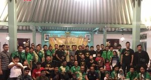 BAKTISOSIAL : STAFF 2017 dan HOFOS saat mengadakan baksos untuk kaum dhuafa di Rumdin Wawali Surakarta.