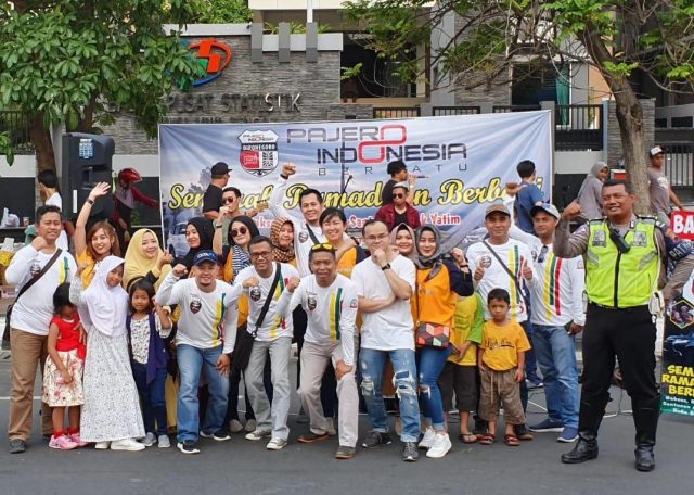 KOMPAK : PIB Chapter Diponegoro tengah foto bersama usai membagikan paket takjil di Jalan Pahlawan Semarang dalam rangka kegiatan sosial.