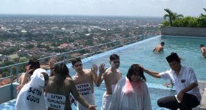 LARUNG SETAN : Benk Mintosih tengah melarung setan simbol sifat negatif manusia jelang bulan Ramadhan di Sky Pool Star Hotel Semarang.