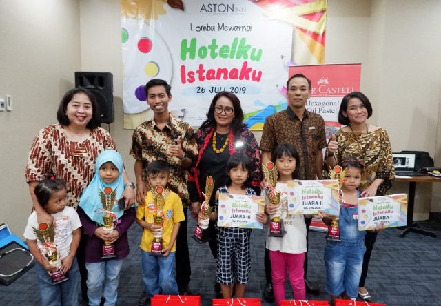 TERBAIK: Yuni J Manicha ( Kanan ) GM Aston Inn Hotel Pandanaran Semarang foto bersama juara lomba mewarnai gambar Hari Anak Nasional 2019. Foto : DWI SAMBODO/JATENG POS.