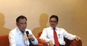 PENJELASAN : Kepala OJK Regional 3 Jawa Tengan dan DIY, Aman Santosa saat memberikan penjelasan tentang pinjaman dana online.