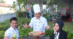 MENU ANDALAN: Head Office bersama Chef Gio Horison Nindya – Semarang tengah mencoba ragam menu promo untuk bulan Juli 2019. Foto : DWI SAMBODO/JATENG POS.